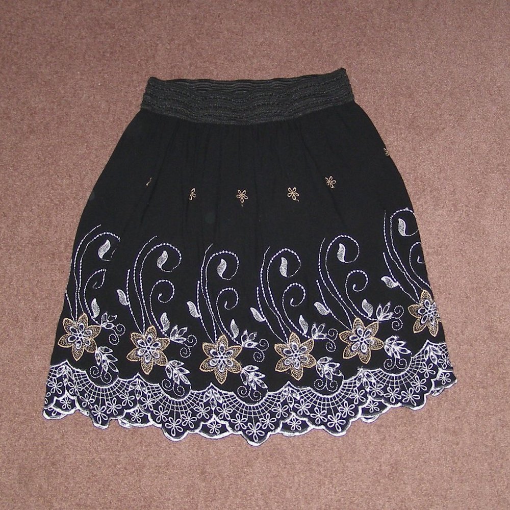 🌹 NEW size L/XL 10-12 Black Skirt with Floral Embroidered design - Picture 6 of 13